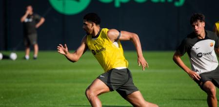 Ronald Araújo entrenando con el equipo