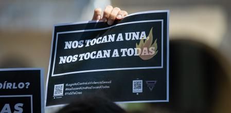 Concentración por el asesinato de una mujer de 34 años a manos de su marido, quien después de matarla intentó acabar con la vida de los tres hijos que tenían en común arrojándolos al río Ebro.