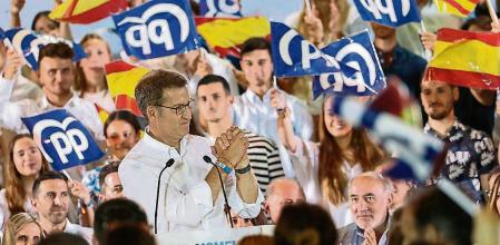 ZARAGOZA (ESPAÑA), 16/07/2023.- El candidato a la presidencia del Gobierno por el Partido Popular, Alberto Núñez Feijóo, durante su intervención este domingo en el mitin que su formación realiza en el Palacio de Congresos de Zaragoza. EFE/ Toni Galan