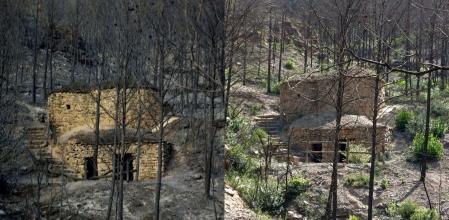 Una barraca de viña en Pont de Vilomara, a la izq. tras el incendio de julio de 2022 y a la dcha. un año después, en julio de 2023.