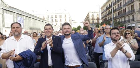 BARCELONA, 17/07/2023.- El presidente de la Generalitat, Pere Aragonès (d), el presidente de Esquerra, Oriol Junqueras (i), el coordinador general de EH Bildu, Arnaldo Otegi (2-i), y el candidato de ERC al Congreso, Gabriel Rufián (2-d), participan en el acto central de campaña de ERC en el barrio del Born de Barcelona, este lunes. EFE/ Quique García