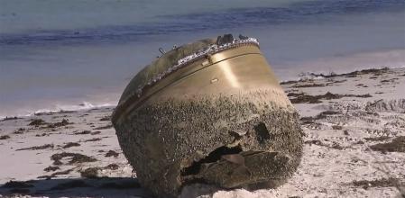 En esta imagen tomada de un video, se ve un objeto cilíndrico en la playa de Green Head, Australia, el 17 de julio de 2023