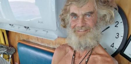 Tim Shaddock siendo tratado por el médico.