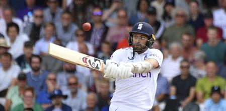 El jugador inglés Mark Wood golpea la bola durante el Australia-Inglaterra