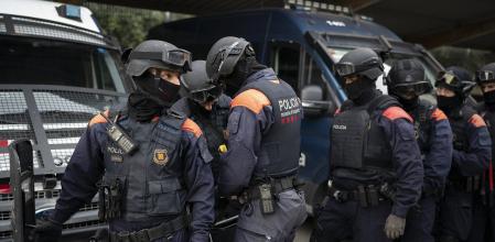 Los Mossos del Arro se preparan en el patio de la comisaría de Sant Adrià para la entrada al piso de la calle Marte, ayer por la mañana
