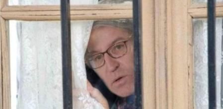 Feijóo, como “la vieja del visillo”, personaje del humorista José Mota