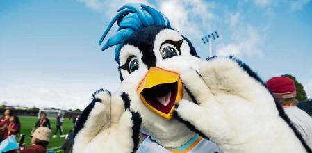 Auckland (New Zealand), 17/07/2023.- Tazuni, the mascot of the FIFA Women's World Cup wave during a Philippines team meeting with fans ahead of the FIFA Women's World Cup at the Olympic Park in Auckland, New Zealand, 18 July 2023. Australia and New Zealand will co-host the FIFA Women's World Cup beginning on 20 July to 20 August 2023. (Mundial de Fútbol, Nueva Zelanda, Filipinas) EFE/EPA/HOW HWEE YOUNG