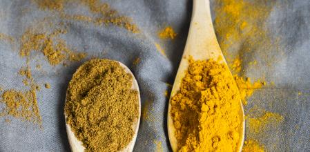 El curry (izquierda) y la cúrcuma, ingredientes característicos de las cocinas del sur y sureste de Asia