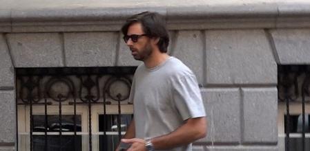 Álvaro Falcó llegando a casa de su madre, Marta Chávarri, tras su fallecimiento