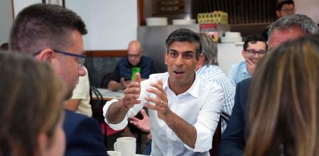 El primer ministro británico, Rishi Sunak, conversando ayer con votantes conservadores en el distrito de Uxbridge