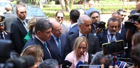 Giorgia Meloni atiende a la prensa durante su visita a Palermo el 19 de julio como homenaje al juez Borsellino, asesinado 31 años atrás