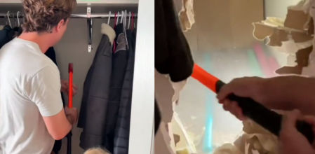 El padre de familia utiliza un hacha para abrir el misterioso agujero en el armario, revelando una inesperada luz
