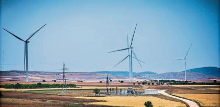 foto XAVIER CERVERA 18/06/2021 afueras d Azuara (municipio de Zaragoza provincia) con energia eolica (molinos d viento) por el viento y despoblacion, en la comunidad autonoma de aragon, españa, con un autobus pasando por la A-2305