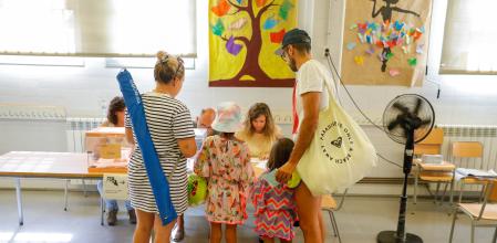 Del colegio electoral a la playa, una imagen muy repetida durante la jornada electoral