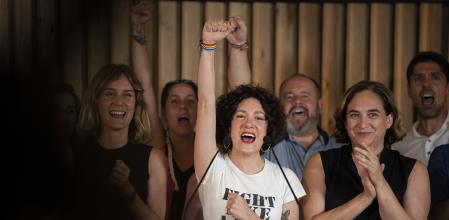 Aina Vidal, en el centro de la imagen, celebra los resultados