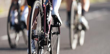 Grupo de ciclistas circulando por la carretera