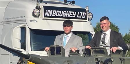 Zack-Taylor y Andy Witcher subidos en el tanque en cuestión