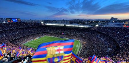 Aficionados del FC Barcelona enarbolan banderas en el Camp Nou