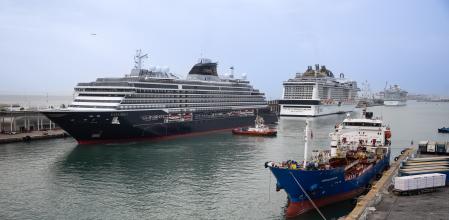 El Explora I, con casco azul marino y 248 metros de eslora, ayer, en el muelle Adossat