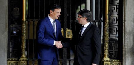 Pedro Sánchez y Carles Puigdemont en un encuentro en el Palau de la Generalitat, en 2016