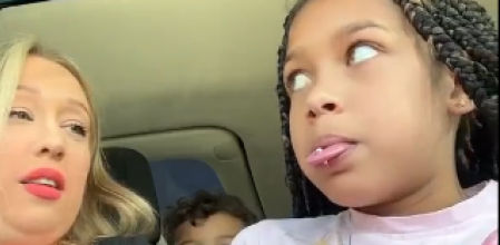 La reacción de la madre al ver la lengua