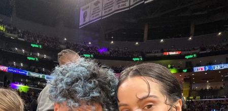 Rauw Alejandro y Rosalía en un partido de la NBA