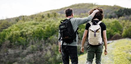Padre e hijo conversan durante una excursión