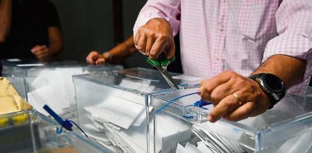 PALMA DE MALLORCA, 28/07/2023.- Trabajadoras de la junta electoral y representantes de partidos políticos inician el recuento de votos emitidos por los residentes en el extranjero para las elecciones generales el pasado 23 de julio en la Audiencia Provincial de Palma de Mallorca, este viernes. EFE/ Miquel A. Borràs