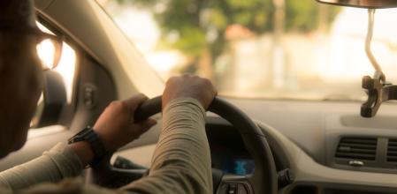 El empeño de un coche puede ser con custodia o sin custodia.