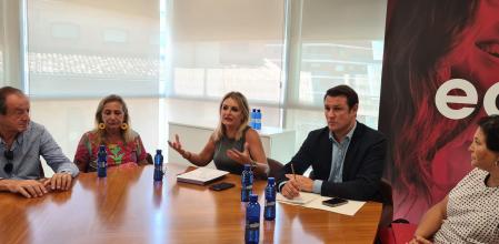 Nuria Montes en el encuentro con representantes de las principales asociaciones turísticas y hosteleras de la Comunitat Valenciana.