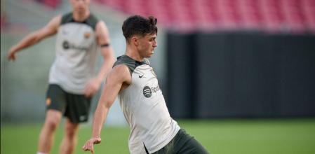 Pedri entrenando en el A&T Stadium de Dallas antes de viajar a Las Vegas