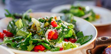 Esta dieta prioriza tanto las verduras de hoja verde como los frutos rojos