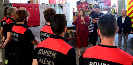 La alcaldesa de València, María José Catalá, acompañada del concejal de Seguridad y Movilidad, Jesús Carbonell, visita el Parque Central de Bomberos.