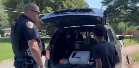 El momento en el que el policía abre el maletero del coche