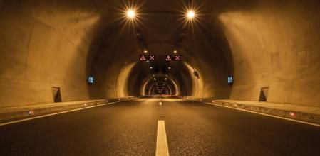 En un túnel debes respetar ciertas normas si quieres evitar multas.