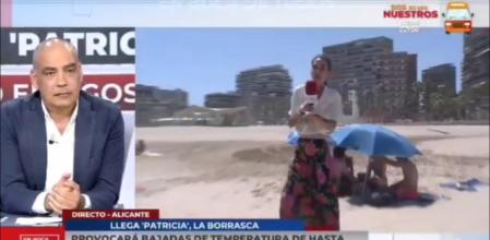 El divertido tropezón de un cámara de 'En boca de todos' en una playa de Alicante