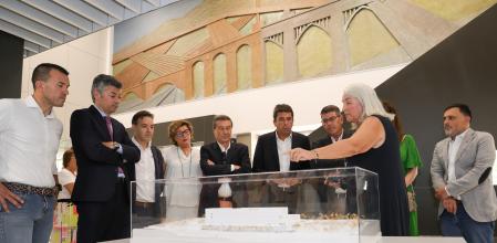 Carlos Mazón junto al conseller de Sanidad y el alcalde de Ontinyent, Jorge Rodríguez, durante su visita al hospital de Ontinyent.