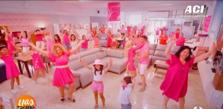 Una tienda de muebles de Albacete revoluciona las redes sociales al más puro estilo de 'Barbie'