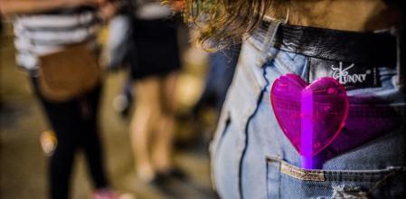 foto XAVIER CERVERA 19/09/2015 concerts de nit - festes de la merce 2015 (av maria cristina ;macaco) una adolescente con una piruleta en el bolsillo