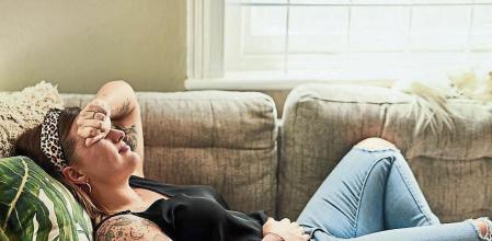 Mujer con el estómago hinchado