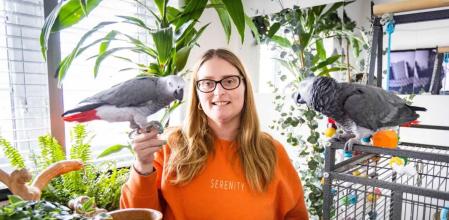 Lesley con sus dos loros