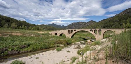 GRAFCAT3042 Sant Llorenç de la Muga (GIRONA) 04/08/2023. El río Muga a su paso por el puente de Riambau (Girona), presentaba hoy viernes este aspecto debido a la sequía y la falta de lluvias en Cataluña desde finales del 2021, lo cual ha obligado a la Agencia Catalana del Agua (ACA), a declarar el estado de emergencia en 22 municipios del Alt Empordá. EFE/David Borrat.