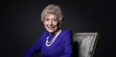 Hélène Carrère d'Encausse mantuvo hasta el final, con más de noventa años, su proverbial elegancia, que lucía en los platós de televisión, donde la llamaban para que ofreciera su análisis de la guerra en Ucrania y el futuro de Rusia.