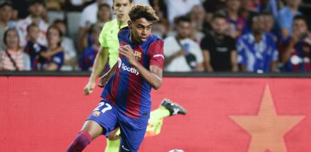 BARCELONA, 08/08/2023.- El delantero del FC Barcelona Lamine Yamal durante la 58 edición del Trofeo Joan Gamper que disputan el FC Barcelona y el Tottenham Hotspur, este martes en el Estadio Olímpico Lluís Companys, en Barcelona. EFE/Quique García