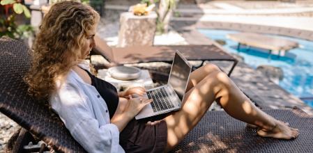 Los adictos al trabajo pueden sufrir cuadros de ansiedad cuando llegan las vacaciones y tienen que alejarse de sus obligaciones laborales.