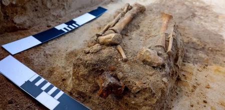 El niño 'vampiro' hallado en Polonia tenía entre cinco y siete años cuando murió