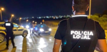 Agentes de la Policía Local de Elx en un control.