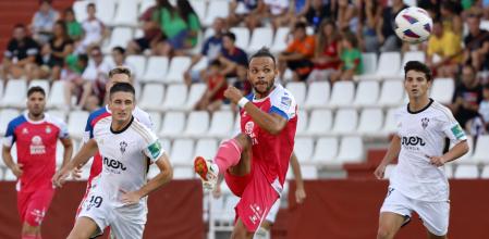 Braithwaite golpea el balón durante el partido entre el Albacete y el Espanyol en el Carlos Belmonte.
FOTO CARLOS MIRA