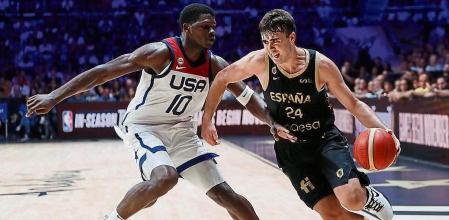 MÁLAGA, 13/08/2023.- El jugador español Juan Núñez (d) ante el estadounidense Anthony Rubén Edwards durante el partido amistoso España-Estados Unidos, de preparación para el Mundial, este domingo en el pabellón Martín Carpena de Málaga. EFE/ Jorge Zapata