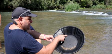 Un participante en un taller de Balaguer muestra una partícula de oro.